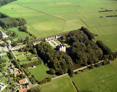 49928 Luchtfoto van het kasteel Amerongen met omringend park te Amerongen uit het westen; met links de bebouwing aan de ...