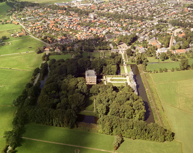 49929 Luchtfoto van het kasteel Amerongen met omringend park te Amerongen uit het oosten; met op de achtergrond het dorp.