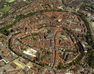 49965 Luchtfoto van de binnenstad van Amersfoort met omringende wijken uit het zuidwesten.
