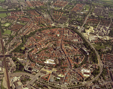 49966 Luchtfoto van de binnenstad van Amersfoort uit het zuidwesten; met op de achtergrond de wijken Kruiskamp en Liendert.
