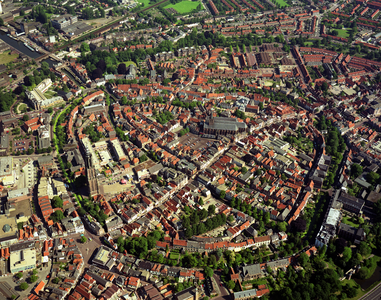 49999 Luchtfoto van de binnenstad van Amersfoort met gedeelten van omringende wijken uit het zuiden.