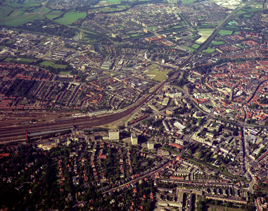 50009 Luchtfoto van gedeelten van de wijken Soesterkwartier, Bergkwartier en de binnenstad van Amersfoort uit het zuiden.