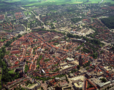 50013 Luchtfoto van de binnenstad van Amersfoort uit het westen; met op de achtergrond de wijken Kruiskamp, ...