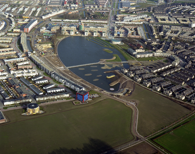50039 Luchtfoto van de grote waterplas, met gedeelten van de in aanleg zijnde wijken Kattenbroek en Zielhorst te ...