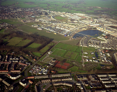 50041 Luchtfoto van een gedeelte van de wijk Schothorst-Noord en het Stadspark Schothorst te Amersfoort uit het ...