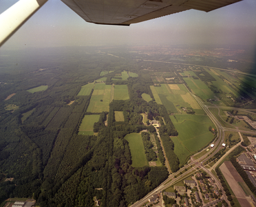 50043 Luchtfoto van het landgoed Groeneveld met omringende bossen te Baarn uit het oosten; met rechts de ...
