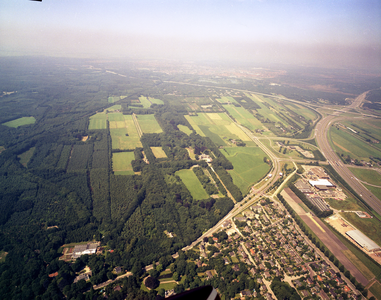 50044 Luchtfoto van het landgoed Groeneveld met omringende bossen, de Componistenbuurt en het industrieterrein ...
