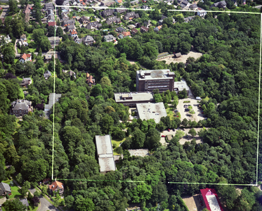 50045 Luchtfoto van het ziekenhuis met omringende bebouwing te Baarn uit het zuidwesten.