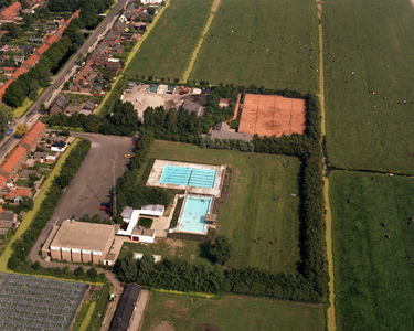50071 Luchtfoto van het zwembad De Koet, de gemeentewerf en het Tennispark te Kockengen uit het zuidwesten, met links ...
