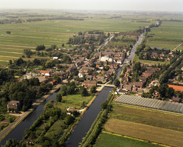 50073 Luchtfoto van een gedeelte van Kockengen uit het zuiden; met links de Bijleveld en in het midden de Heicop en op ...