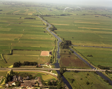 50075 Luchtfoto van Kockengen uit het zuidwesten; met links een gedeelte van de Polder Spengen, in het midden de ...