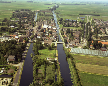 50076 Luchtfoto van een gedeelte van Kockengen uit het zuidoosten; met in het midden de dorpskom tussen de ...