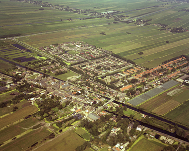 50077 Luchtfoto van Kockengen uit het zuidwesten; met op de achtergrond Portengense Brug, Noordeinde, een gedeelte van ...