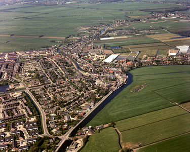 50101 Luchtfoto van Harmelen, uit het oosten, met langs de Leidsche Rijn de Dorpsstraat en links de Acacialaan. Op de ...