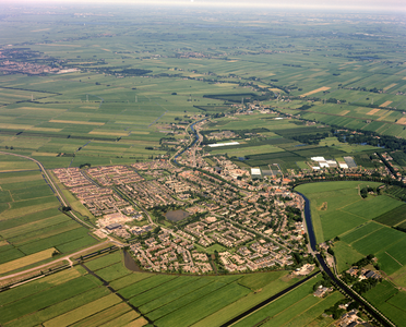 50108 Luchtfoto van Harmelen, uit het zuidoosten, met links de Reijercopse Overgang en rechts de Leidsche Rijn.N.B. De ...