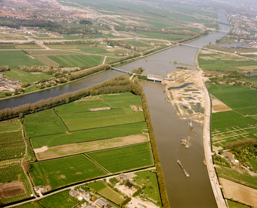 50136 Luchtfoto de splitsing van het Amsterdam-Rijnkanaal (rechts) en het Lekkanaal (links) ten oosten van Nieuwegein, ...