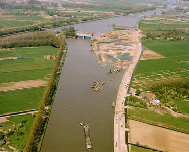 50138 Luchtfoto van het Amsterdam-Rijnkanaal, op de grens van de gemeentes Nieuwegein (links) en Houten (rechts), ...