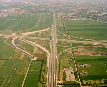 50139 Luchtfoto van het verkeersplein Oudenrijn ten westen van Utrecht, met op de voorgrond de A2 en van links naar ...