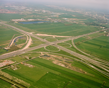 50140 Luchtfoto van het verkeersplein Oudenrijn, ten westen van Utrecht, uit het zuidoosten, met de A2 en de A12. Op de ...