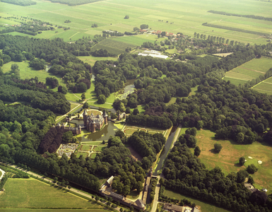 50152 Luchtfoto van het kasteel De Haar (Kasteellaan 1) te Haarzuilens (gemeente Vleuten-De Meern), met het omliggende ...