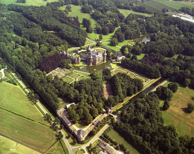 50154 Luchtfoto van het kasteel De Haar (Kasteellaan 1) te Haarzuilens (gemeente Vleuten-De Meern), met het omliggende ...