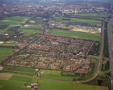 50168 Luchtfoto van De Meern (gemeente Vleuten-De Meern), uit het westen, met links de Leidsche Rijn, op de voorgrond ...