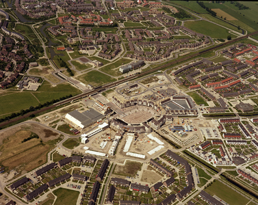 50172 Luchtfoto van Het Rond te Houten, uit het zuidoosten, met enkele omliggende wijken: op de voorgrond De Molenzoom, ...
