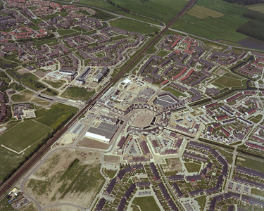 50203 Luchtfoto van Het Rond te Houten met omliggende wijken, uit het zuidoosten.