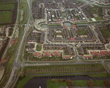 50230 Luchtfoto van de wijk Wildenburg te Leusden, uit het zuiden, met links de Groene Zoom en op de voorgrond de ...