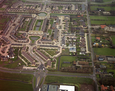 50233 Luchtfoto van de wijk Wildenburg te Leusden, uit het zuiden, met in het midden de Rosmolenstraat, op de voorgrond ...