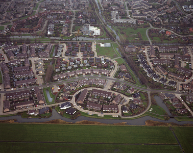 50236 Luchtfoto van de wijk Munnikhove te Leusden, uit het zuiden, met in het midden de Benedictijnenhove en op de ...