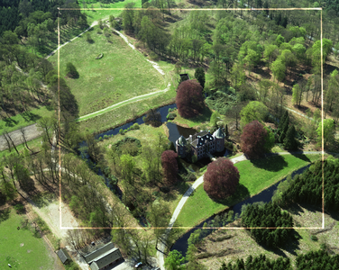 50269 Luchtfoto van kasteel Maarsbergen bij Maarsbergen (gemeente Maarn), uit het noordoosten.