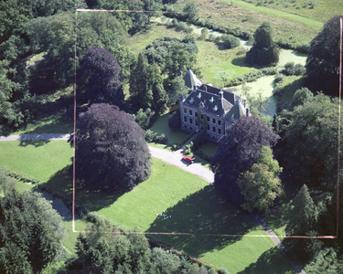 50273 Luchtfoto van kasteel Maarsbergen bij Maasbergen (gemeente Maarn), uit het noordwesten.