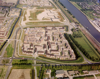 50293 Luchtfoto van de wijk Antilopespoor en het bouwterrein voor het winkelcentrum met kantoren Bisonspoor te ...