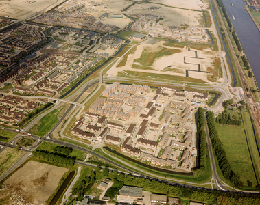 50294 Luchtfoto van de wijken Duivenkamp (gedeeltelijk), Antilopespoor en het terrein voor het winkelcentrum ...