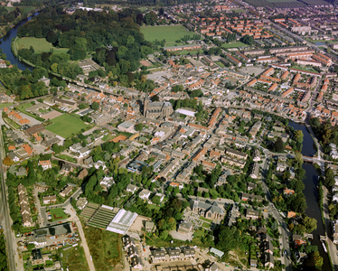 50296 Luchtfoto van een gedeelte van Maarssen-Dorp (gemeente Maarssen) uit het zuiden; met rechts de Vecht.
