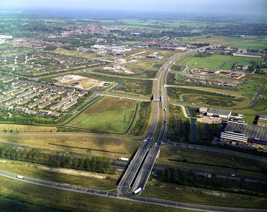 50357 Luchtfoto van een gedeelte van Maarssenbroek (gemeente Maarssen) uit het zuidwesten; met in het midden de ...