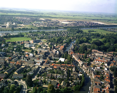 50359 Luchtfoto van een gedeelte van Maarssen-Dorp (gemeente Maarssen) uit het oosten; met rechts de Vecht en op de ...