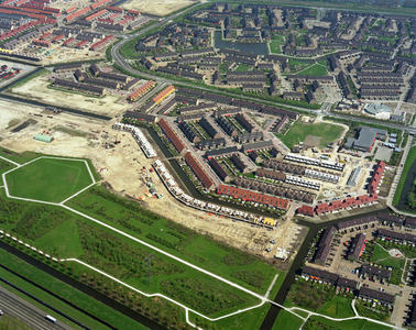 50362 Luchtfoto van de deels in aanleg zijnde wijken Valkenkamp en Zwanenkamp te Maarssenbroek (gemeente Maarssen) uit ...