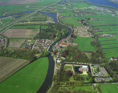 50376 Luchtfoto van Oud -Zuilen (gemeente Maarssen) uit het zuidoosten; met in het midden de Vecht en rechts op de ...