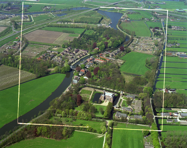 50377 Luchtfoto van Oud-Zuilen (gemeente Maarssen) uit het zuidoosten; met in het midden de Vecht en rechts op de ...