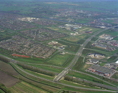 50387 Luchtfoto van een gedeelte van Maarssenbroek (gemeente Maarssen) uit het zuidwesten, met links de wijken ...