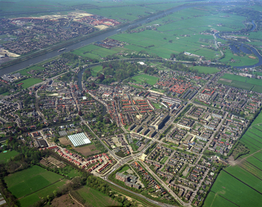 50389 Luchtfoto van Maarssen-Dorp (gemeente Maarssen) uit het zuidoosten; met op de achtergrond het ...