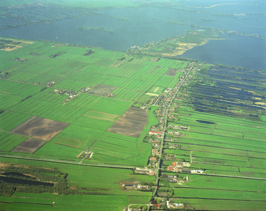 50393 Luchtfoto van Oud-Maarsseveen (gemeente Maarssen) en Tienhoven (gemeente Maarssen) uit het zuidoosten; met links ...