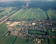 50416 Luchtfoto van Maartensdijk uit het zuidwesten; met links de rijksweg 27 en op de achtergrond de bossen te ...