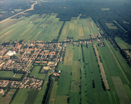 50417 Luchtfoto van een gedeelte van Maartensdijk uit het zuidwesten; met op de achtergrond de bossen te Hollandsche ...