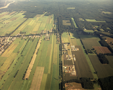 50418 Luchtfoto van van een gedeelte van Maartensdijk uit het zuidwesten; met in het midden een gedeelte van de ...