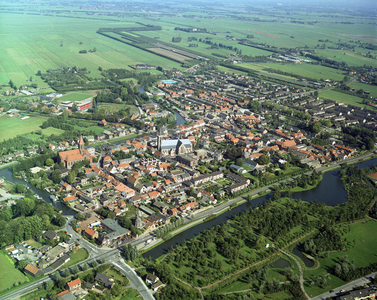 50450 Luchtfoto van Montfoort uit het zuidwesten; met in het midden het stadscentrum, op de achtergriond de wijken ...