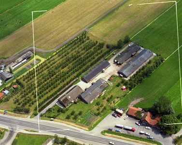50456 Luchtfoto van enkele boerderijen, een boomgaard en een café aan de Provincialeweg N228 (Willeskop) te Willeskop ...