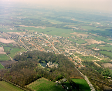 50475 Luchtfoto van Renswoude, uit het zuidoosten, met op de voorgrond het Kasteel Renswoude en de Arnhemseweg.